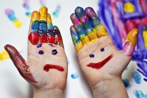 Fingerfarben im Test: Von diesen Farben sollten Sie die Finger lassen!
