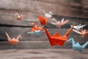 Glück fürs Kinderzimmer: Origami-Mobile falten