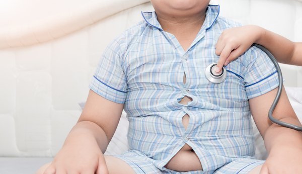 Ein übergewichtiger Junge wird beim Arzt untersucht