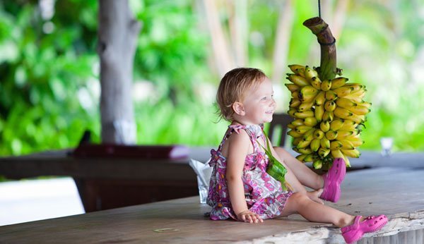 Gesundes Essen: Mädchen mit Bananen