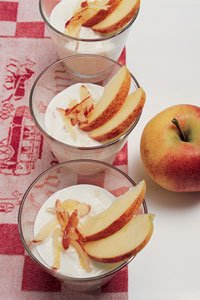 Zvieri: Apfelcrème mit Holunderblütensirup