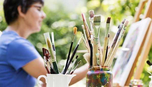 Eine Kunsttherapie kann gestressten Eltern helfen.