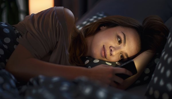 Das Smartphone am Abend zu benützen mindert Schlafqualität