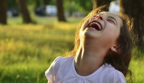 Glücklichsein, weil Ihr Kind lacht