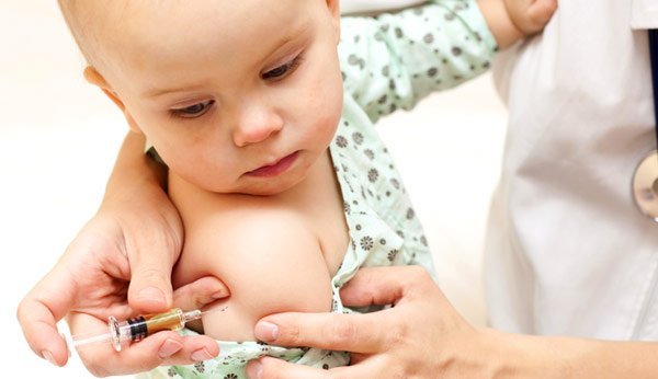Viele Eltern sind unsicher, ob sie ihr Kind impfen lassen sollen.