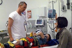 Ein Kind wird nach einem Velounfall in die Notaufnahme des Kinderspitals Zürich eingeliefert.