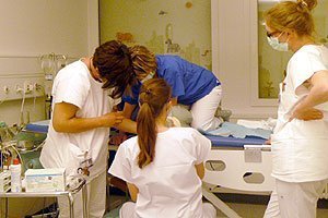 In der Notfallaufnahme im Kinderspital Zürich wird eine Lumbalpunktion durchgeführt.