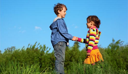 Kennenlernspiele erleichtern die Kontaktaufnahme zwischen Kinder