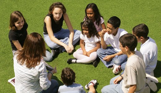 Les jeux de connaissance mutuelle facilitent le contact entre les enfants