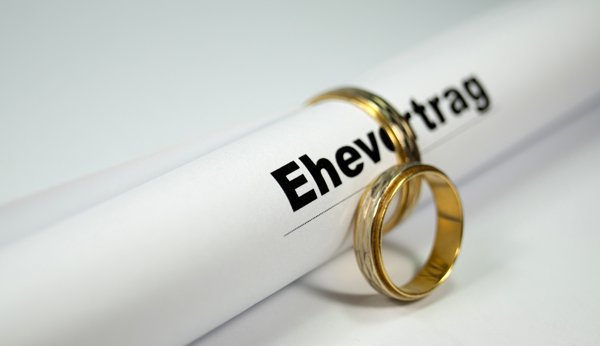 Ein Ehevertrag regelt den Güterstand oder die Erbrechte
