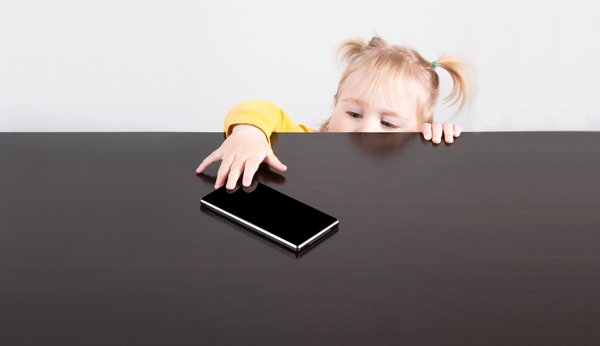 Für Kinder wirken Smartphones wie ein Magnet