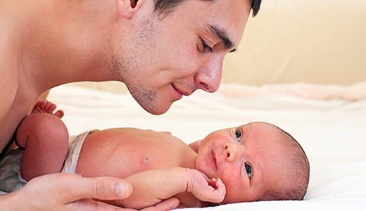 Quand un bébé sourit, son père est content.