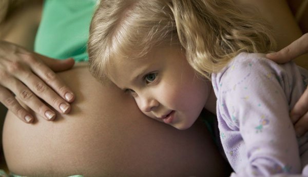 Erstgeborenes mit schwangerer Mutter