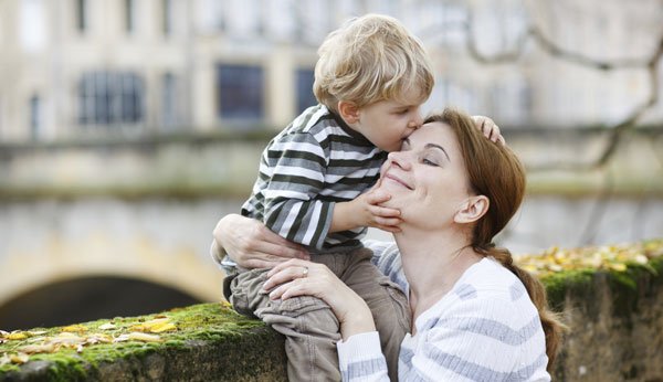 Keine Angst vor Zuneigung: Liebe macht aus Jungen keine Muttersöhnchen