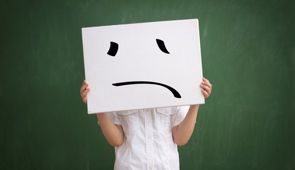 Wenn die Schule mehr Sorgen als Freude bereitet: Ein Kind drückt seine Emotionen auf einem Plakat aus