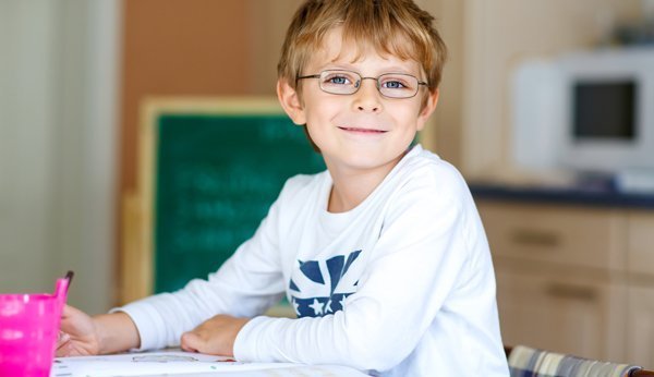 Kinder sollten für ihre Hausaufgaben einen ruhigen und hellen Arbeitsplatz haben