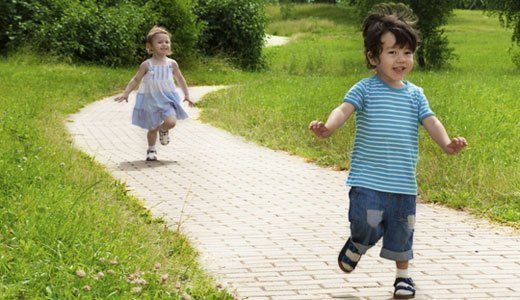 Kinderspiele ab 3 Jahren helfen den Kleinen die Welt bewusst wahrzunehmen.