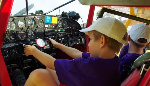 In der kinderfreundlichen Gemeinde Fehraltorf dürfen Kinder ins Flugzeug.