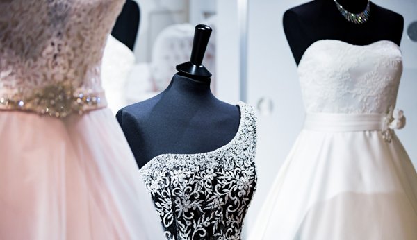 Fest- und Hochzeitskleidmodelle an einer Hochzeitsmesse