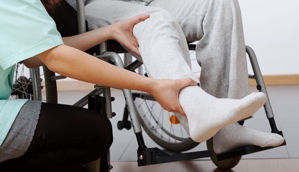 Hilfe akzeptieren: Ein Paraplegiker wird gepflegt