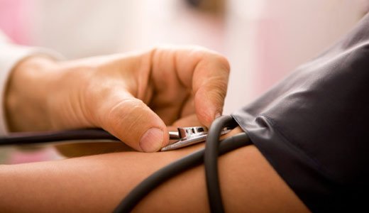 Niedriger Blutdruck in der Schwangerschaft lässt sich durch regelmässiges Messen feststellen.