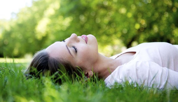 Hypnosetherapie hilft unter anderem dabei, sich zu entspannen.