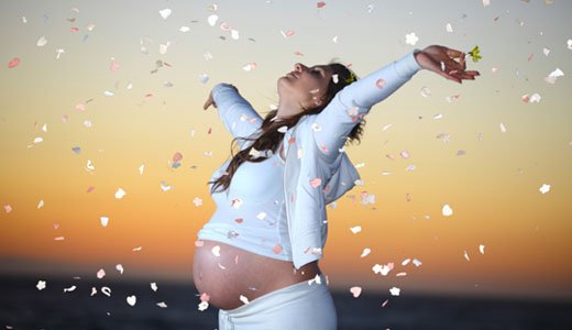 Les sentiments exubérants font partie des sautes d'humeur pendant la grossesse.