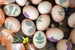 Natürlich Eier färben mit Hausmitteln: Rezept und Anleitung
