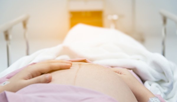 As experiências com a indução do parto variam muito, mas as mães relatam frequentemente contracções relativamente fortes e experiências traumáticas de parto.