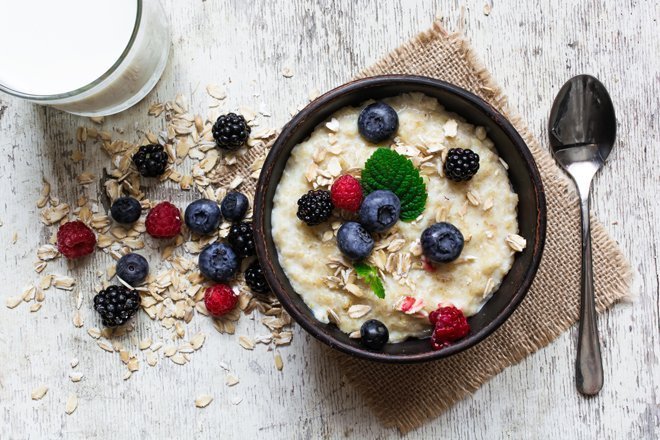 So sieht ein gesundes Frühstück beispielsweise aus. Porridge mit Chiasamen und frischen Früchten. Das Rezept gibt's auf Familienleben.