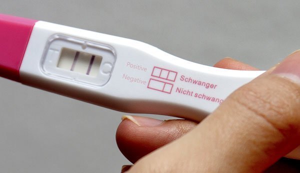 Ist der Schwangerschaftstest positiv, färben sich beide Streifen.