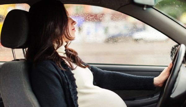 Conduire pendant la grossesse: les futures mères ne doivent pas renoncer à leur voiture