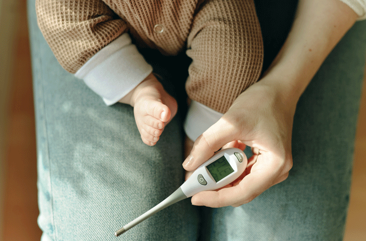 Fieber beim Baby: Wie Sie das Fieber senken und wann Sie zum Arzt müssen