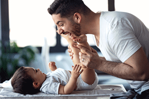 Baby wickeln: Tipps, wie Sie Ihr Baby zu Hause und unterwegs richtig wickeln