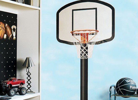 Ein Basketballkorb macht sich auch gut im Kinderzimmer.