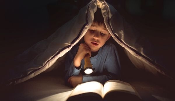 Kinder lesen gerne spannende Geschichten