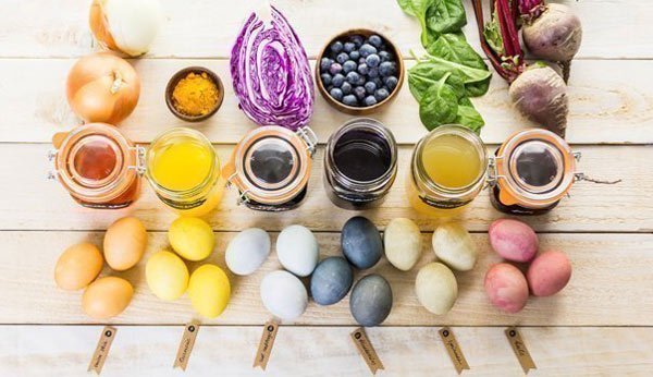 Teindre des œufs de Pâques avec des couleurs naturelles