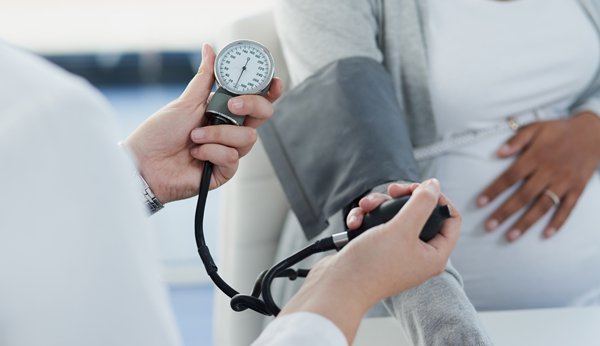 Eklampsie: Bei einer Schwangerschaftsvergiftung muss regelmässig der Blutdruck gemessen werden. 