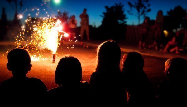 Kinder freuen sich über das 1. August Feuerwerk.