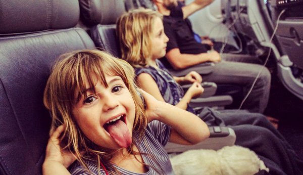 Conseils pour voyager en avion avec un jeune enfant.