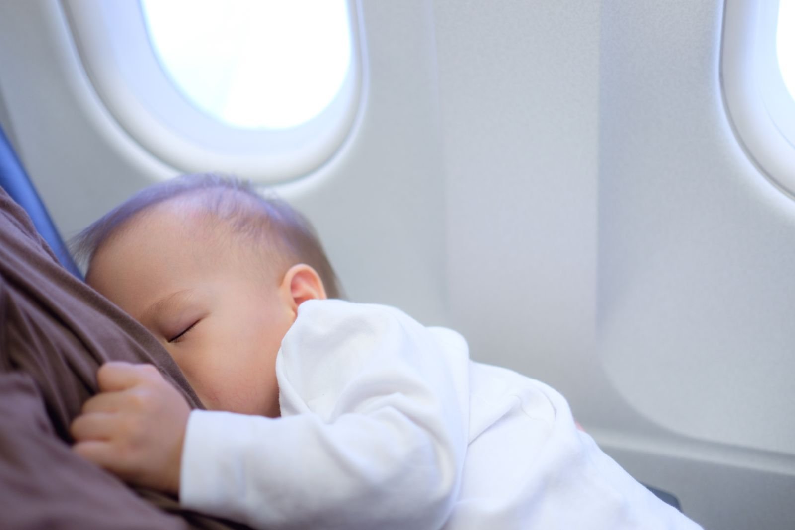 Ein Baby wird während des Flugs gestillt, um den Druckausgleich herzustellen.