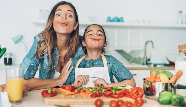 Mutter Tochter und Gemüse gesund essen gesund kochen gesund bleiben