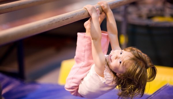 Amusement et jeux dans la gymnastique pour enfants
