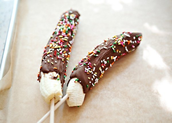 Superbe idée pour une glace faite maison ! Banane congelée avec du chocolat et des paillettes.
