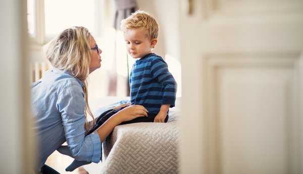 Fixer des limites: Une mère a une conversation sérieuse avec son jeune fils