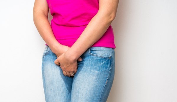 Frau hält sich die Hände vor die Nase Hose - was tun gegen Inkontinenz nach der Geburt