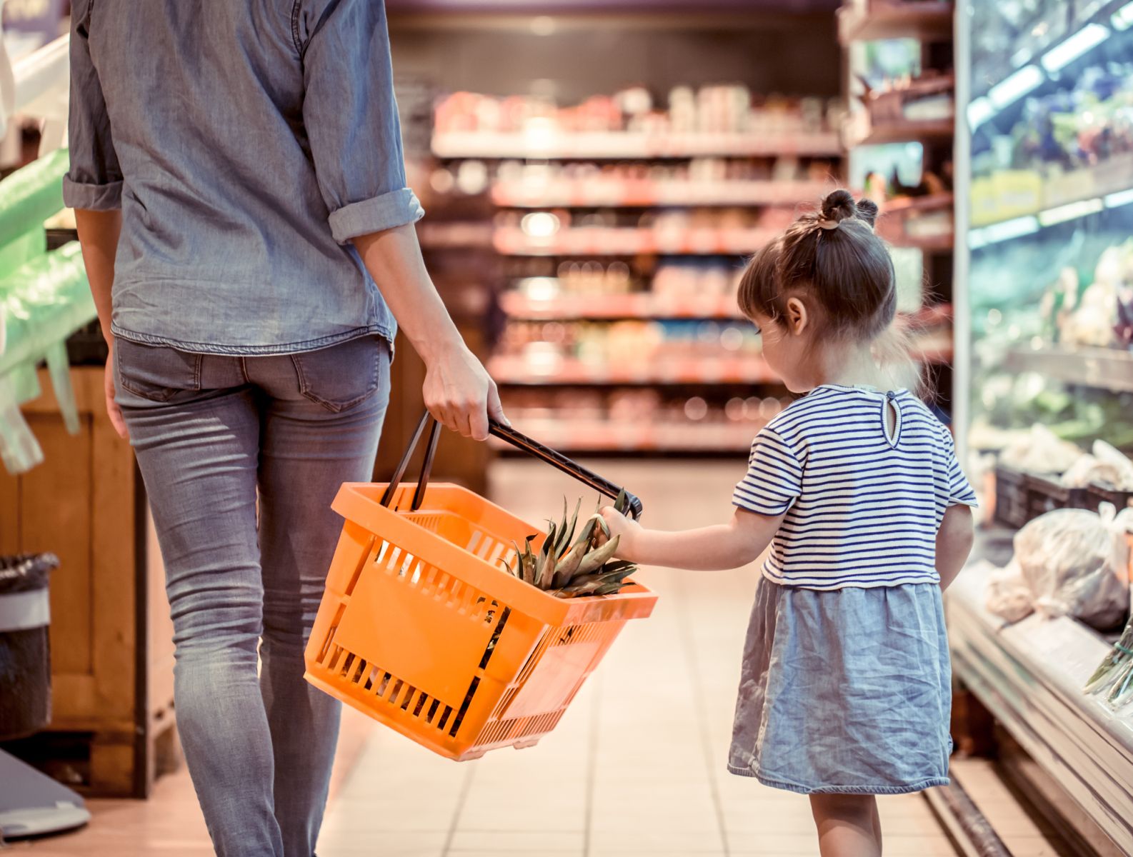 Mama und Tochter kaufen im Supermarkt ein, das Konzept der Familienbeziehungen und der gesunden Ernährung.
