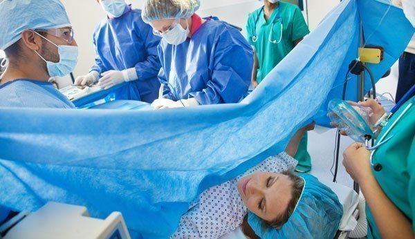 Kaiserschnitt: Frau in Operationssaal bereit für den Kaiserschnitt. 