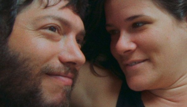 Kann man beides haben eine glückliche Familie und eine leidenschaftliche Liebe? In «Fell In Love  With A Girl» wagt der Regisseur Kaleo La Belle den Versuch.