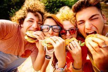 Wenn Teenager plötzlich mehr Essen: Kalorienbedarf und Empfehlungen